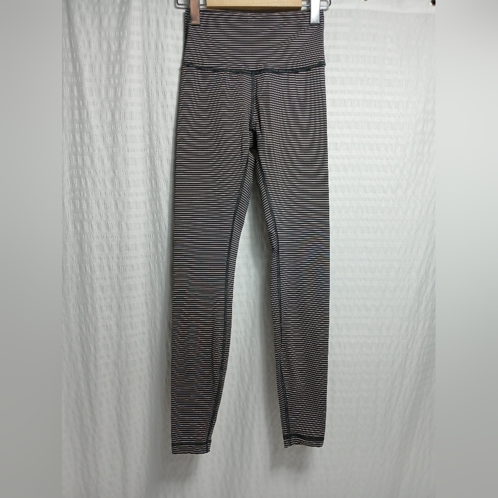 Lululemon Ladies Highrise Leggings. Size 4